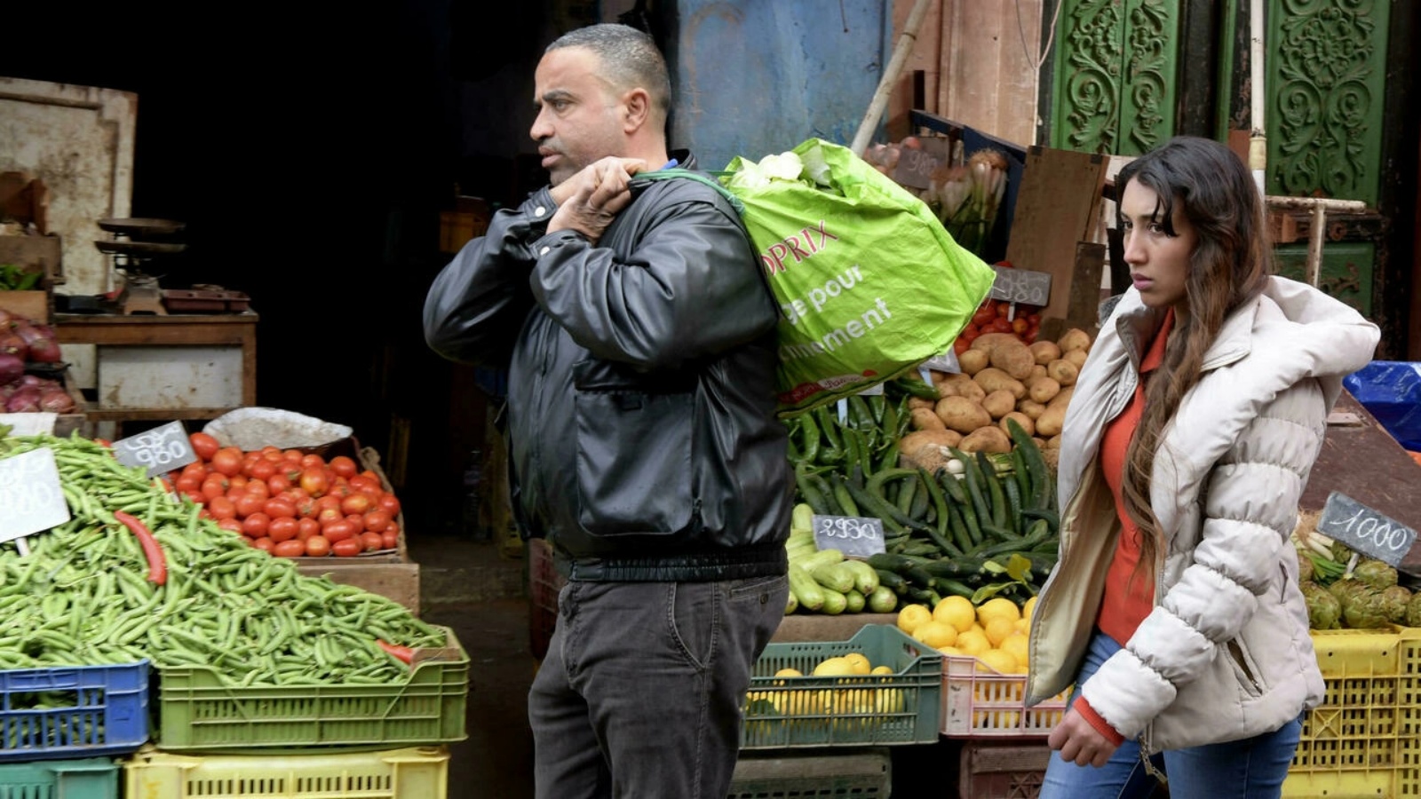 تونسيون يتسوقون في سوق حلفاوين بالقرب من وسط تونس العاصمة في 15 فبراير 2022.