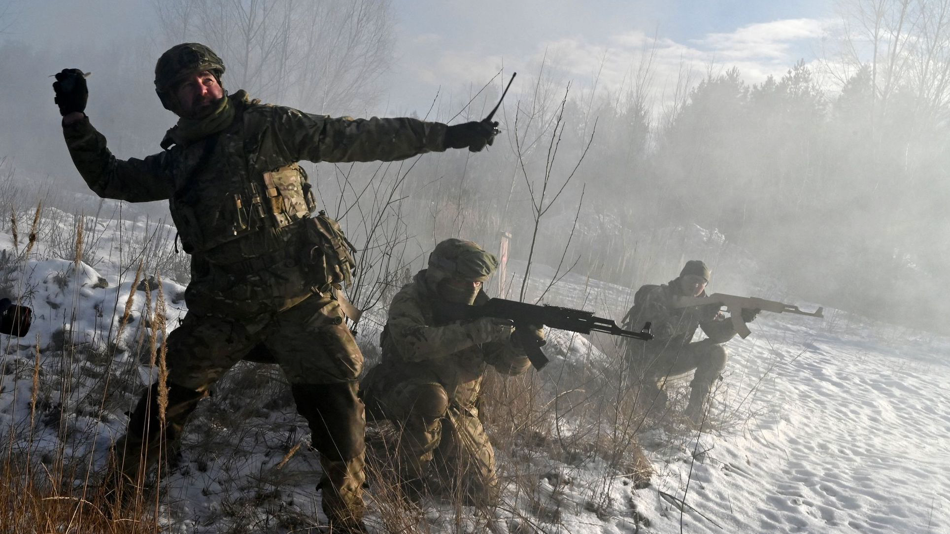جندي أوكراني خلال تدريب عسكري في كييف مطلع كانون الأول/ديسمبر 2021