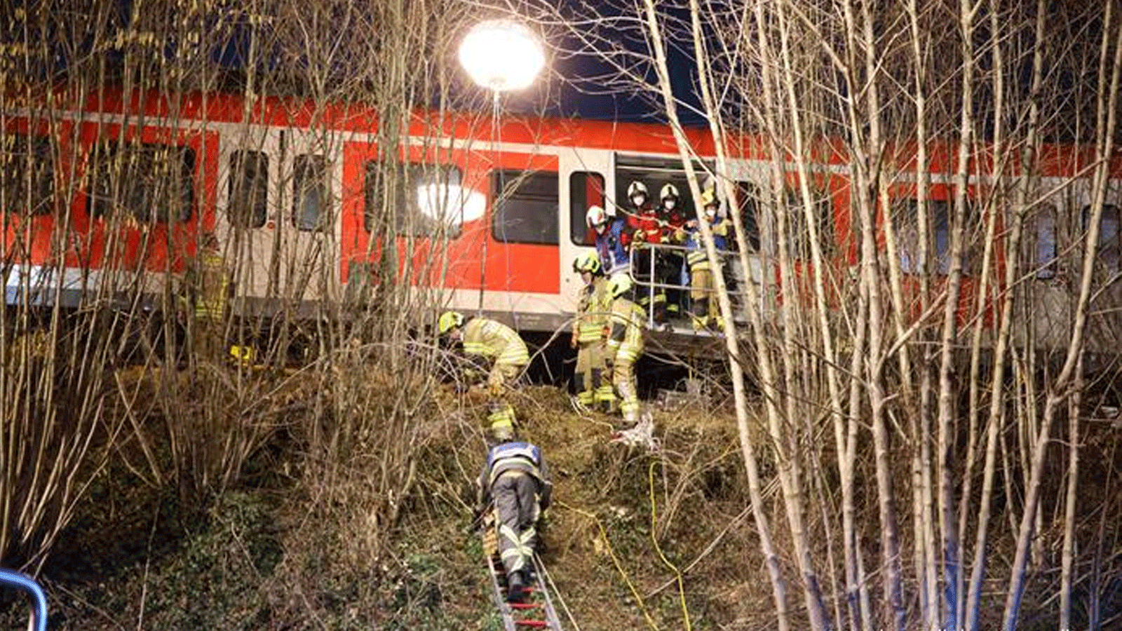 أفراد الإنقاذ يعملون في مكان تصادم بين قطارين للركاب بالقرب من ميونيخ(وكالة الانباء الألمانية dpa)