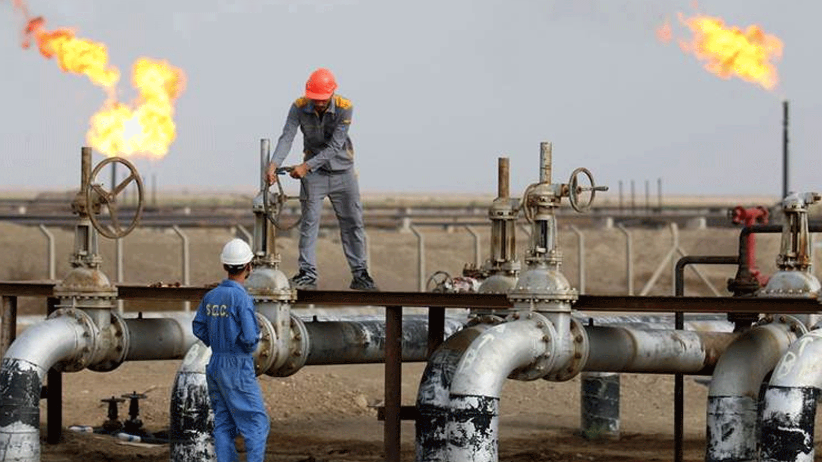 عمال النفط في مصفاة الناصرية في جنوب العراق