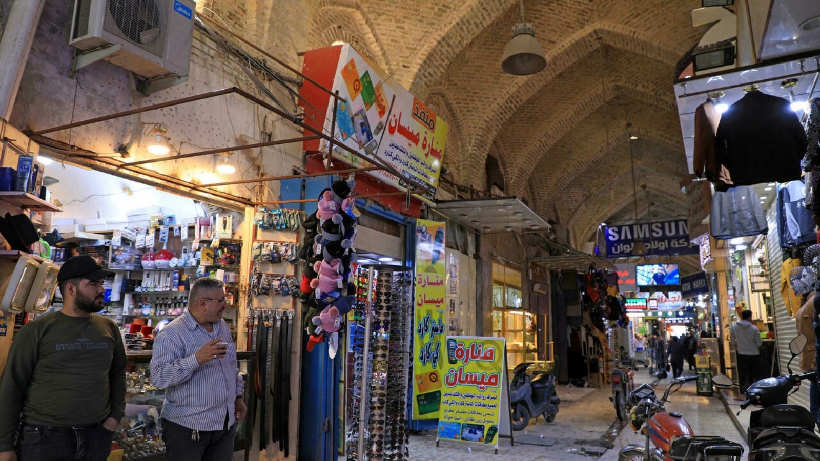 عراقيون في سوق في مدينة العمارة في محافظة ميسان في جنوب شرق العراق بتاريخ 16 فبراير 2022
