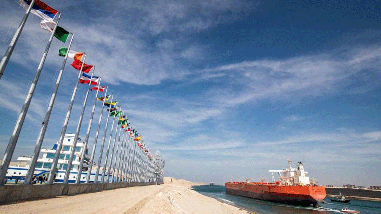 صورةالتُقطت في 17 نوفمبر 2019 لناقلة النفط التي ترفع العلم الماليزي بونجا كاستوري وهي تُبحر عبر قناة السويس في مدينة الإسماعيلية المركزية للقناة في الذكرى الـ 150 لافتتاح القناة.