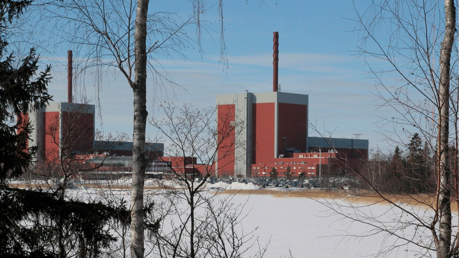 صورة لمحطتي الطاقة النووية Olkiluoto 1 (L) و Olkiluoto 2 في Olkiluoto جنوب غرب فنلندا. 15 آذار\مارس 2010 