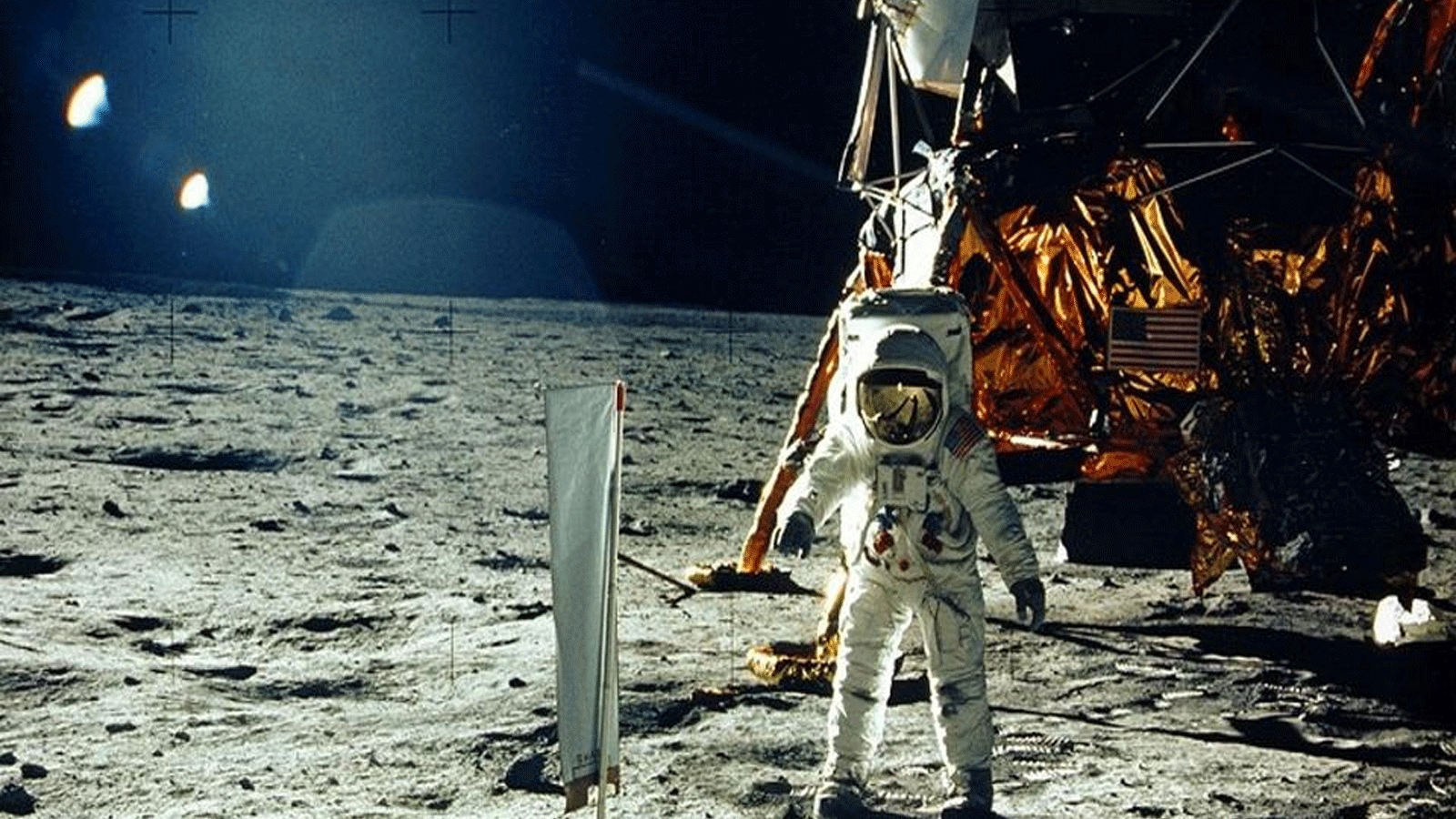 في 20 يوليو/ تموز 1969، تم الحصول على صورة من وكالة ناسا التقطها نيل أرمسترونغ، وتظهر رائد الفضاء باز ألدرين على سطح القمر