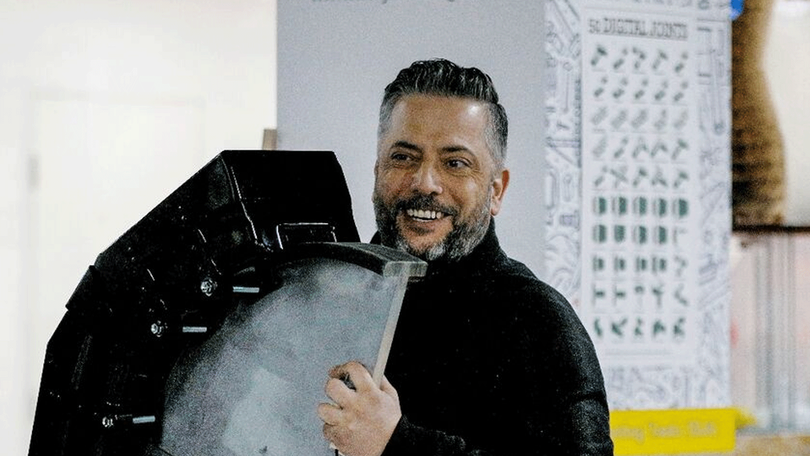 صليبا طعيمة، مهندس ميكانيكي أردني يبلغ من العمر 39 عامًا، اخترع جهاز تعقيم بالأشعة فوق البنفسجية بدعم مصنع الأفكار (TechWorks)