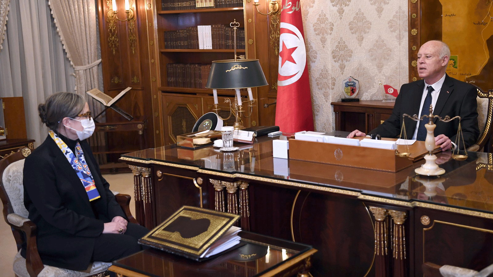 رئيس الجمهورية قيس سعيد يبحث مع رئيسة الحكومة نجلاء بودن في مواجهة ظاهرة الاحتكار للمواد الأساسية والمدعمة(الرئاسة التونسية)