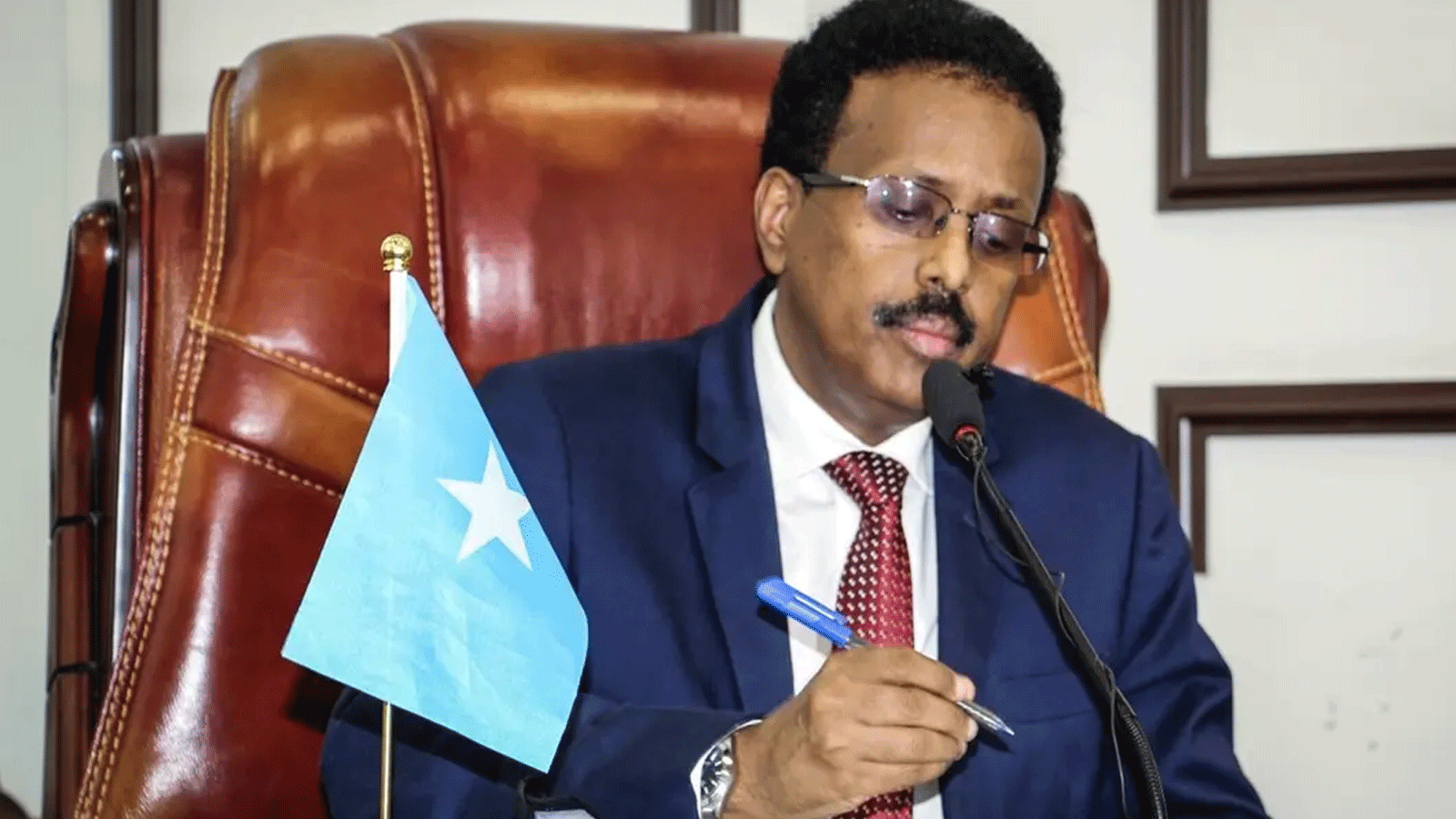 الرئيس الصومالي محمد عبد الله محمد، المعروف باسمه المستعار فارماجو ، يحضر الجمعية الخاصة لتخليه عن تمديد فترة رئاسته لمدة عامين وطلب إجراء انتخابات فورية لتخفيف التوتر السياسي الأخير في فيلا هرجيسا\ مقديشو .1 أيار\مايو 2021