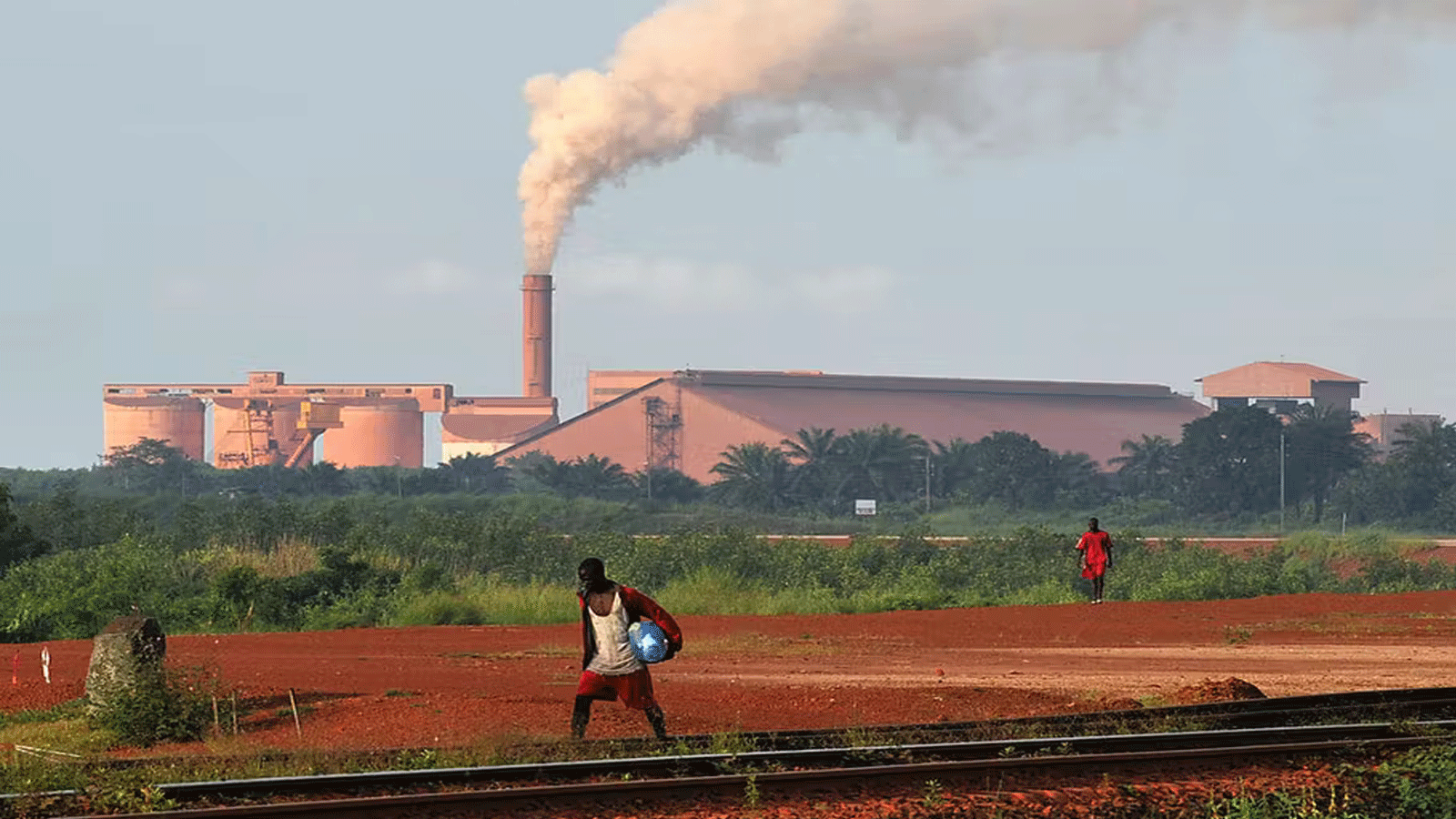  صورة لمصنع البوكسيت التابع لأكبر شركة تعدين في غينيا، Compagnie des Bauxites de Guinee (CBG)، في كامسار، شمال العاصمة كوناكري