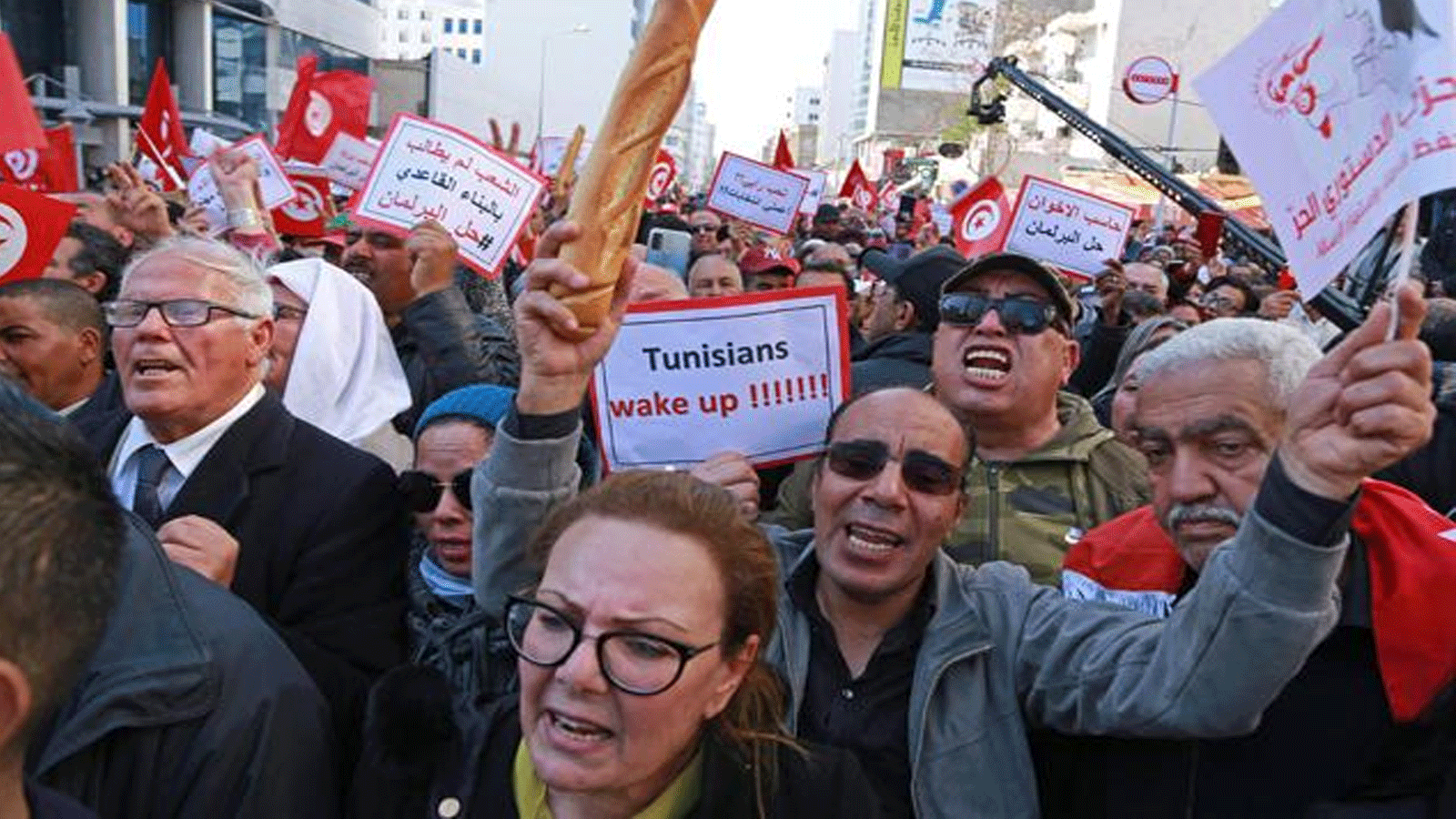  أنصار المعارضة التونسية يشاركون في مسيرة يوم الأحد ضد استيلاء الرئيس قيس سعيد على السلطة والأزمة الاقتصادية في تونس العاصمة