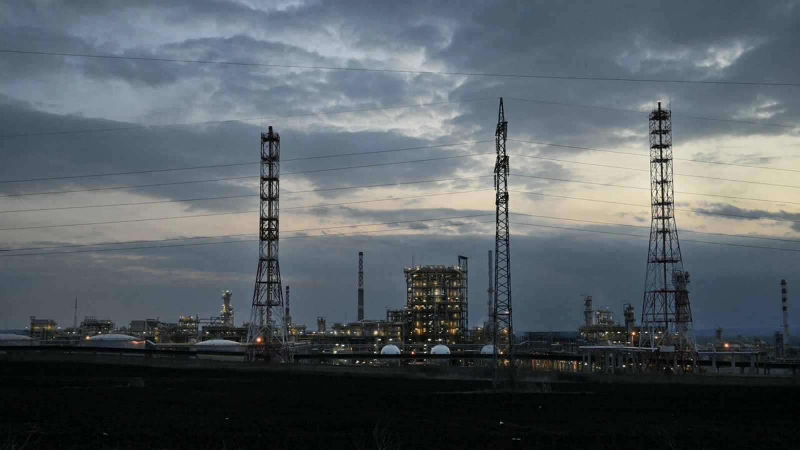 مصفاة النفط الوحيدة في بلغاريا، لوك أويل نفطوتشيم بورغاس الروسية، بالقرب من مدينة بورغاس على ساحل البحر الأسود في 17 مارس 2022.