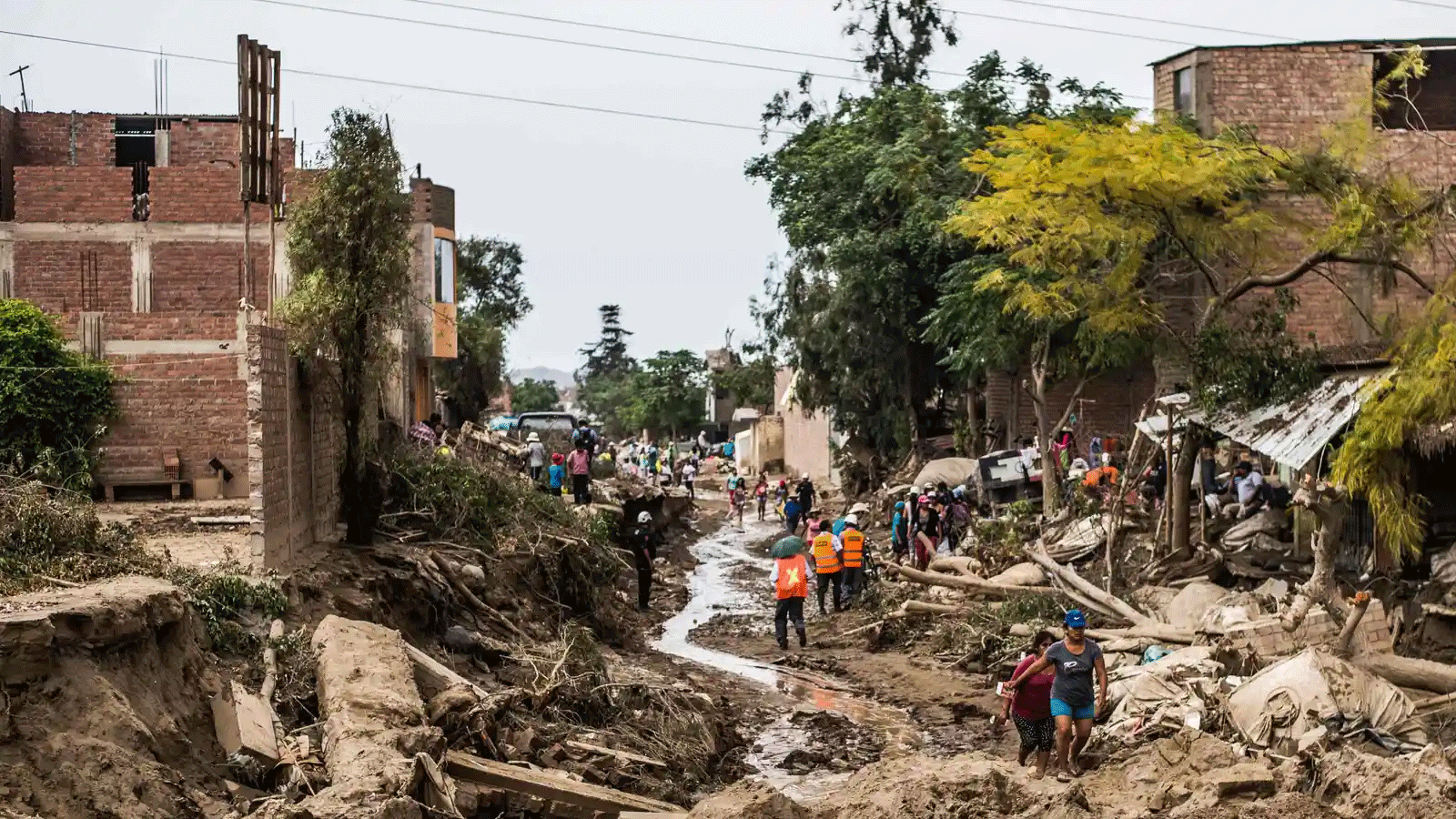 مشهد من مخلفات الفيضانات والانهيارات الأرضية في ليما 