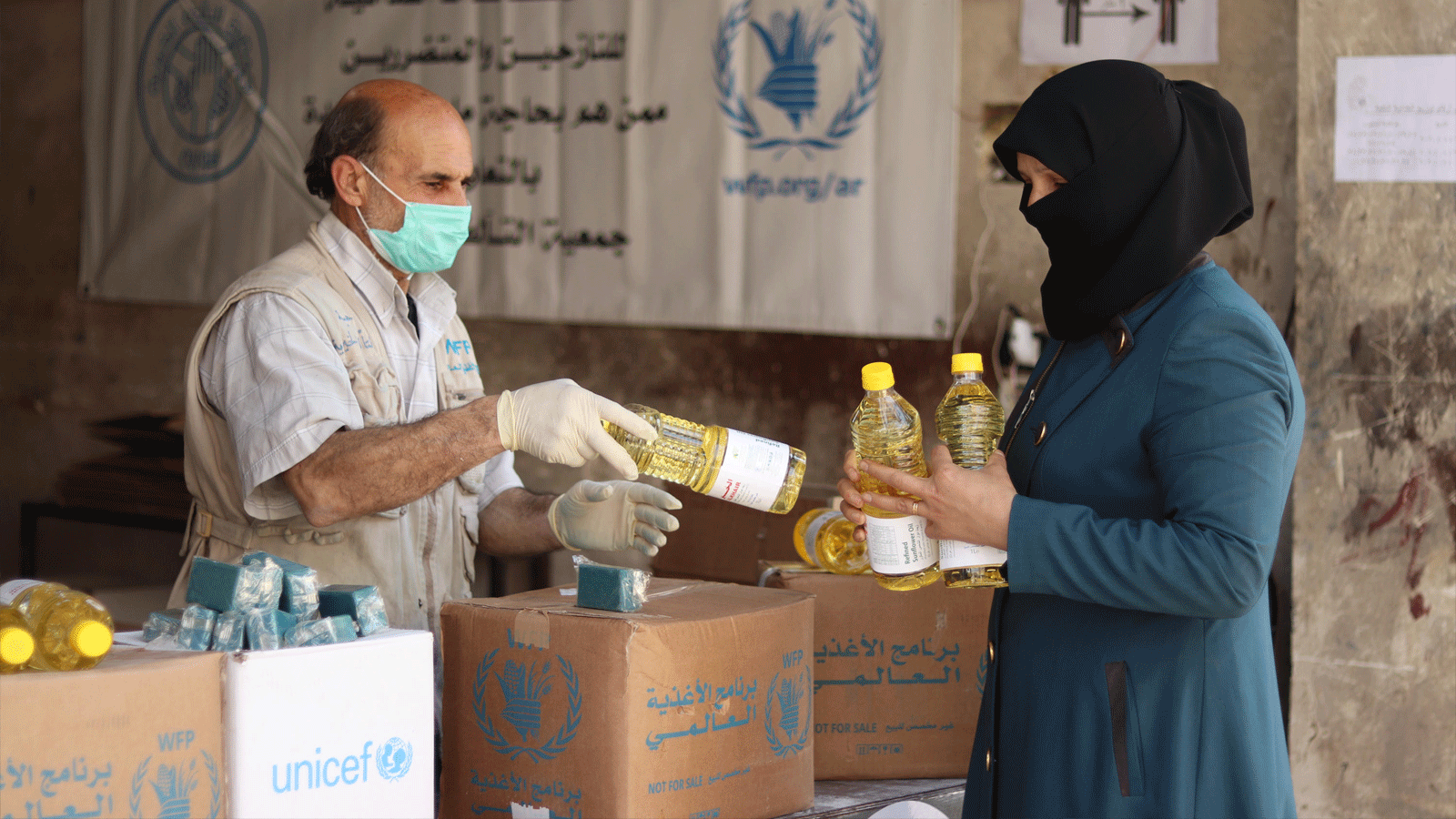 برنامج الأغذية العالمي التابع للأمم المتحدة يوزّع السلع الأساسية للسوريين الذين يواجهون أزمة جوع بعدما وصلت أسعار المواد الغذائية الأساسية إلى مستويات غير مسبوقة 