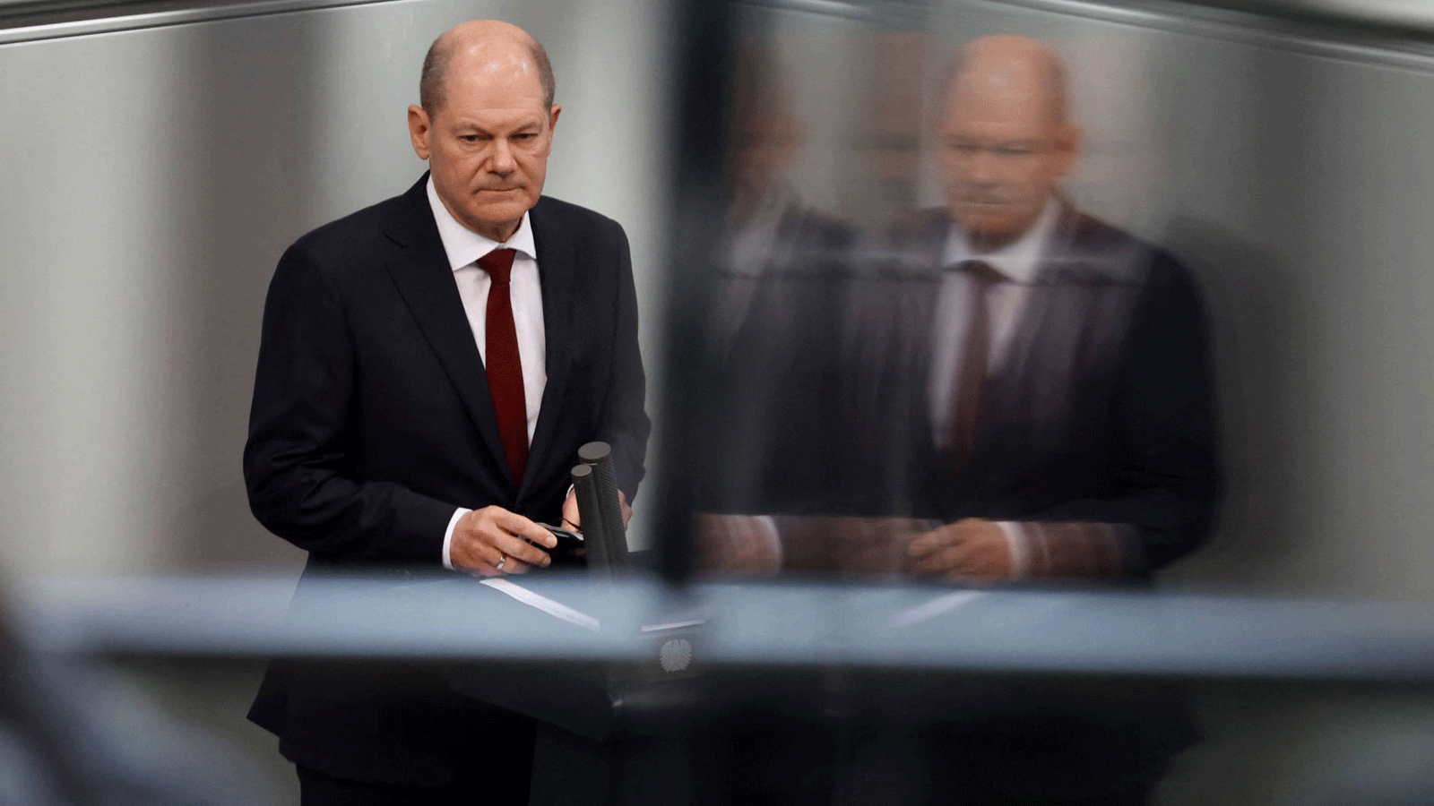 المستشار الألماني أولاف شولتز خلال جلسة استثنائية لمجلس النواب بالبرلمان يوم الأحد في برلين. 27شباط\ فبراير 2022