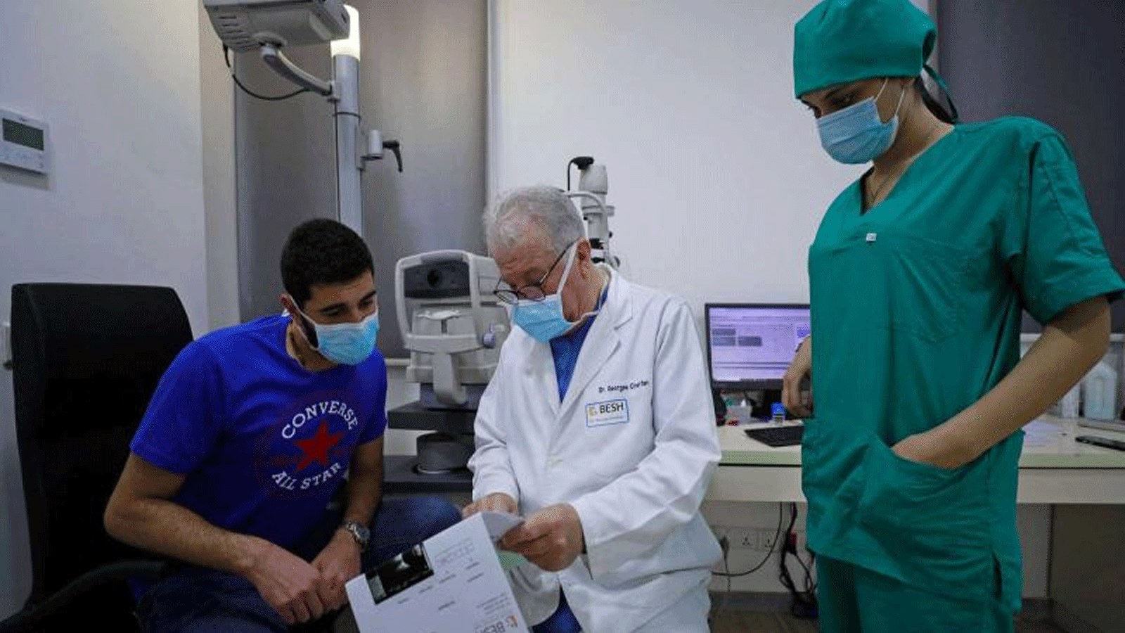  طبيب العيون اللبناني جورج شرفان يفحص مريضاً في مستشفى بيروت التخصصي للعيون والأنف والأذن والحنجرة 
