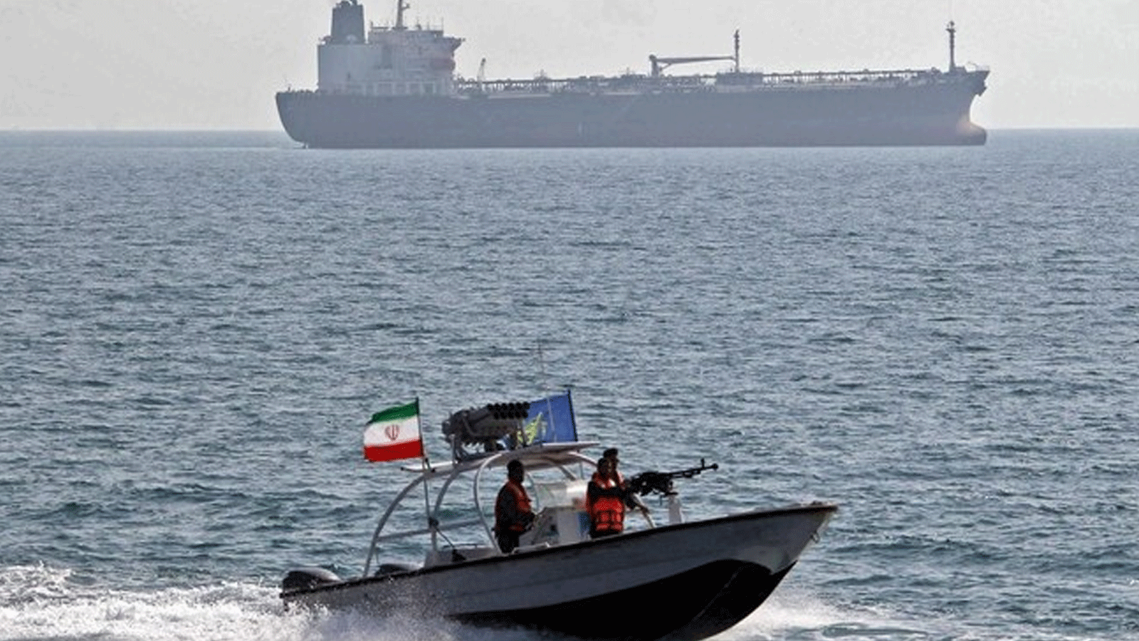 الحرس الثوري الإيراني يحتجز سفينة للاشتباه بقيامها بتهريب وقود في الخليج 