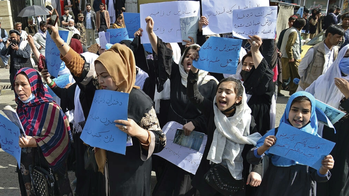 فتيات ونساء يتظاهرن في كابول في 26 آذار/مارس 2022 احتجاجا على قرار طالبان إعادة إغلاق الثانويات للفتيات
