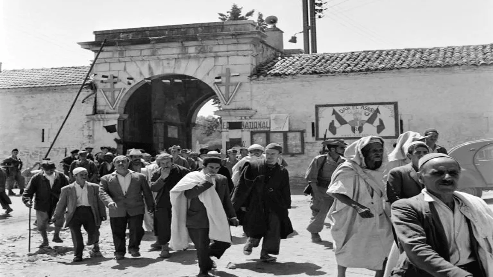 جزائريون يسيرون بالقرب من Porte d'Alger في 2 يوليو 1958 في Fort National في منطقة القبائل ، موطن الأجداد لكريستوف ساند المنحدر من سلالة جزائريين تم ترحيلهم إلى كاليدونيا الجديدة
