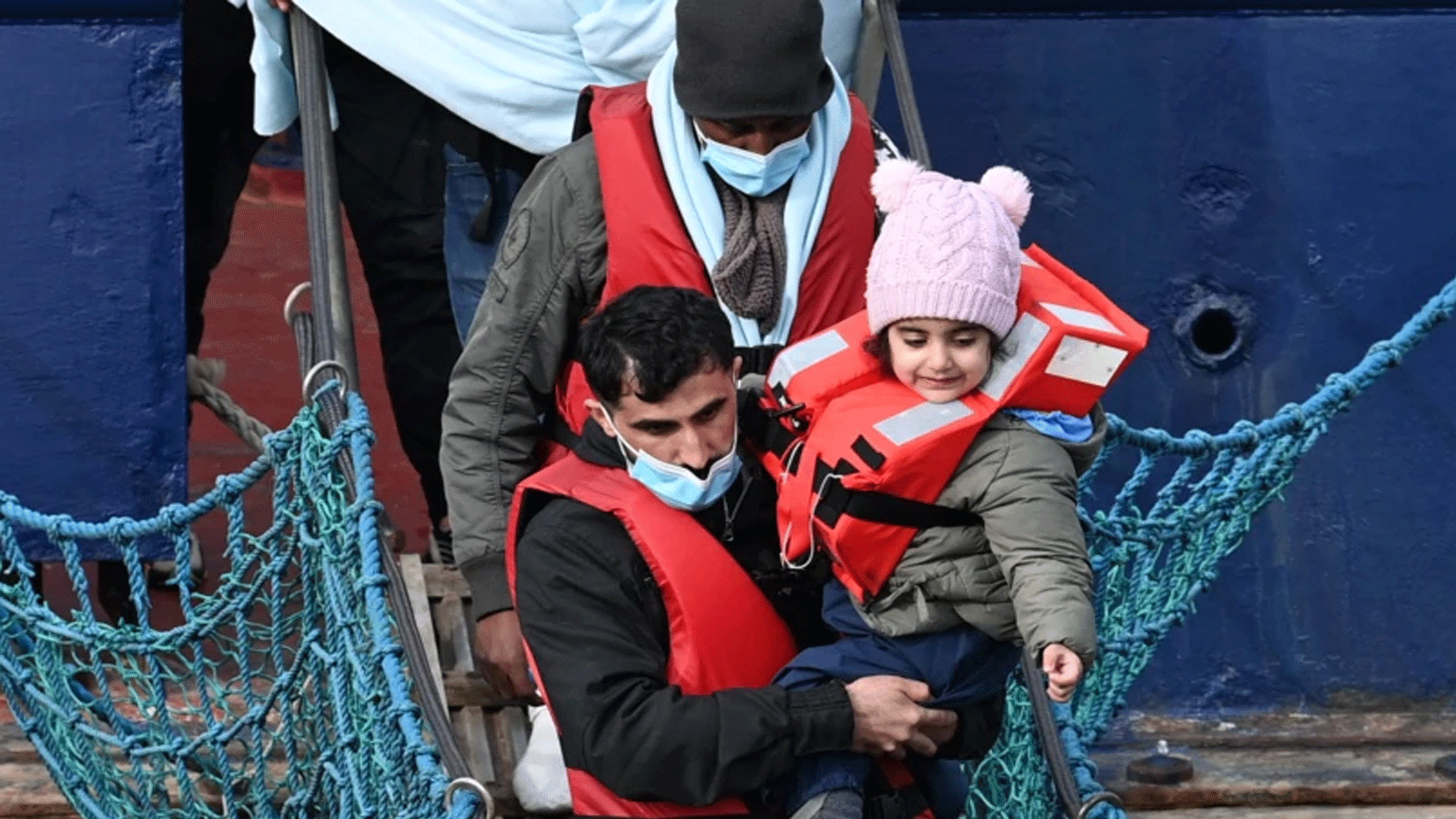 إنقاذ لاجئين لدى وصولهم الى دوفر في جنوب انكلترا 
