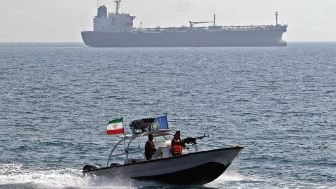 يقول الحرس الثوري الإيراني إنه احتجز سفينة للاشتباه في قيامها بتهريب وقود في الخليج