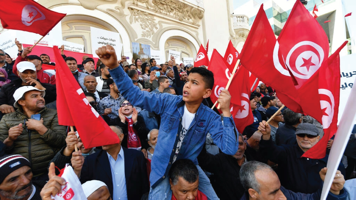 متظاهرون تونسيون ضد سياسة الرئيس قيس سعيد في العاشر من ابريل 2022
