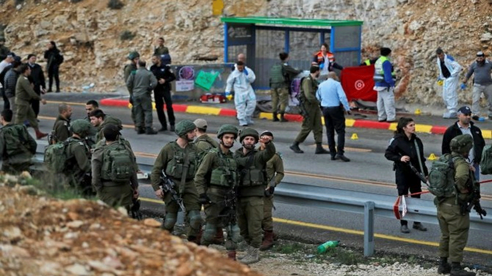 القوات الإسرائيلية وخبراء في الطب الشرعي يتفقدون موقع إطلاق نار فلسطيني من سيارة مارة في الضفة الغربية