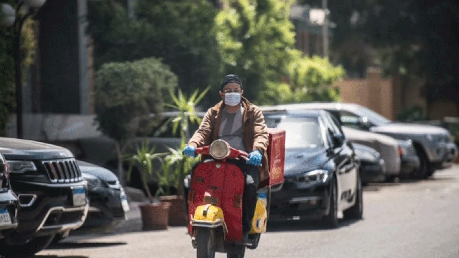 عامل توصيلات يقود دراجته النارية بدون حماية في القاهرة( xinuha)