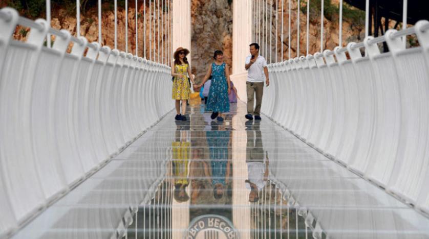 الجسر الزجاجي يمكنه تحمل 450 شخصاً في الوقت نفسه