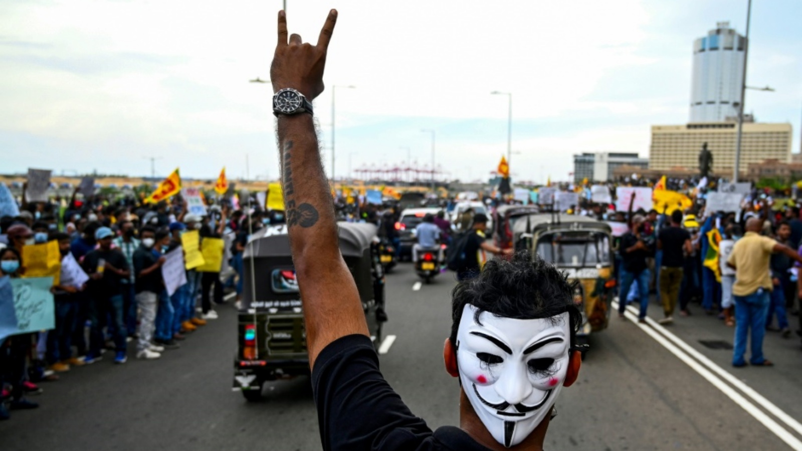 متظاهرون ضد الرئيس السريلانكي في العاصمة كولومبو في 09 أبريل 2022