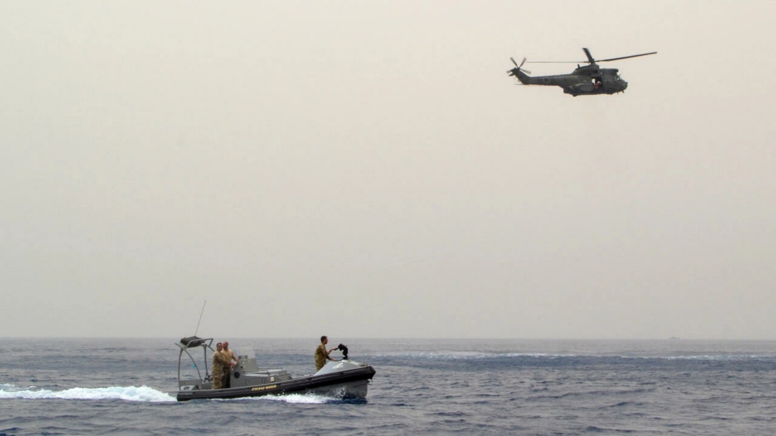 فرق الجيش اللبناني تقوم بعملية بحث عن غارقين في حادثة قارب الهجرة قبالة طرابلس شمال لبنان، في 24 أبريل 2022