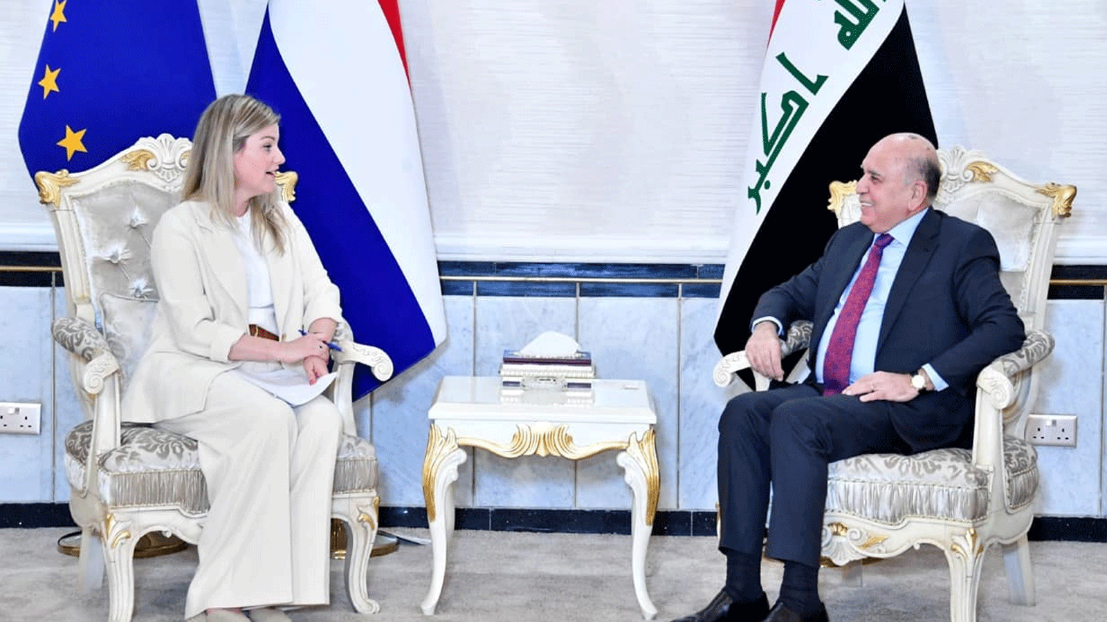 وزير الخارجية العراقي فؤاد حسين خلال اجتماعه في بغداد الخميس 28 نيسان\ أبريل 2022 مع وزيرة التجارة والتعاون الإنمائي الهولنديَّة ليشيا سرينيماخر (الخارجية العراقية)