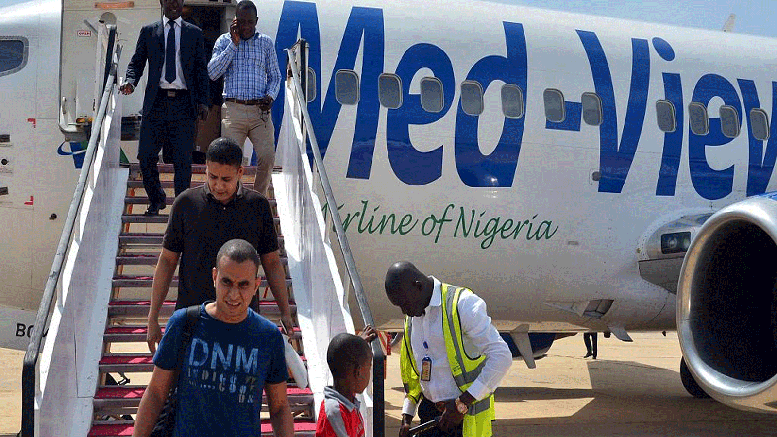 ركاب ينزلون من طائرة من طراز Med-View Airline في مطار مايدوجوري في 10 تموز\يوليو 2015