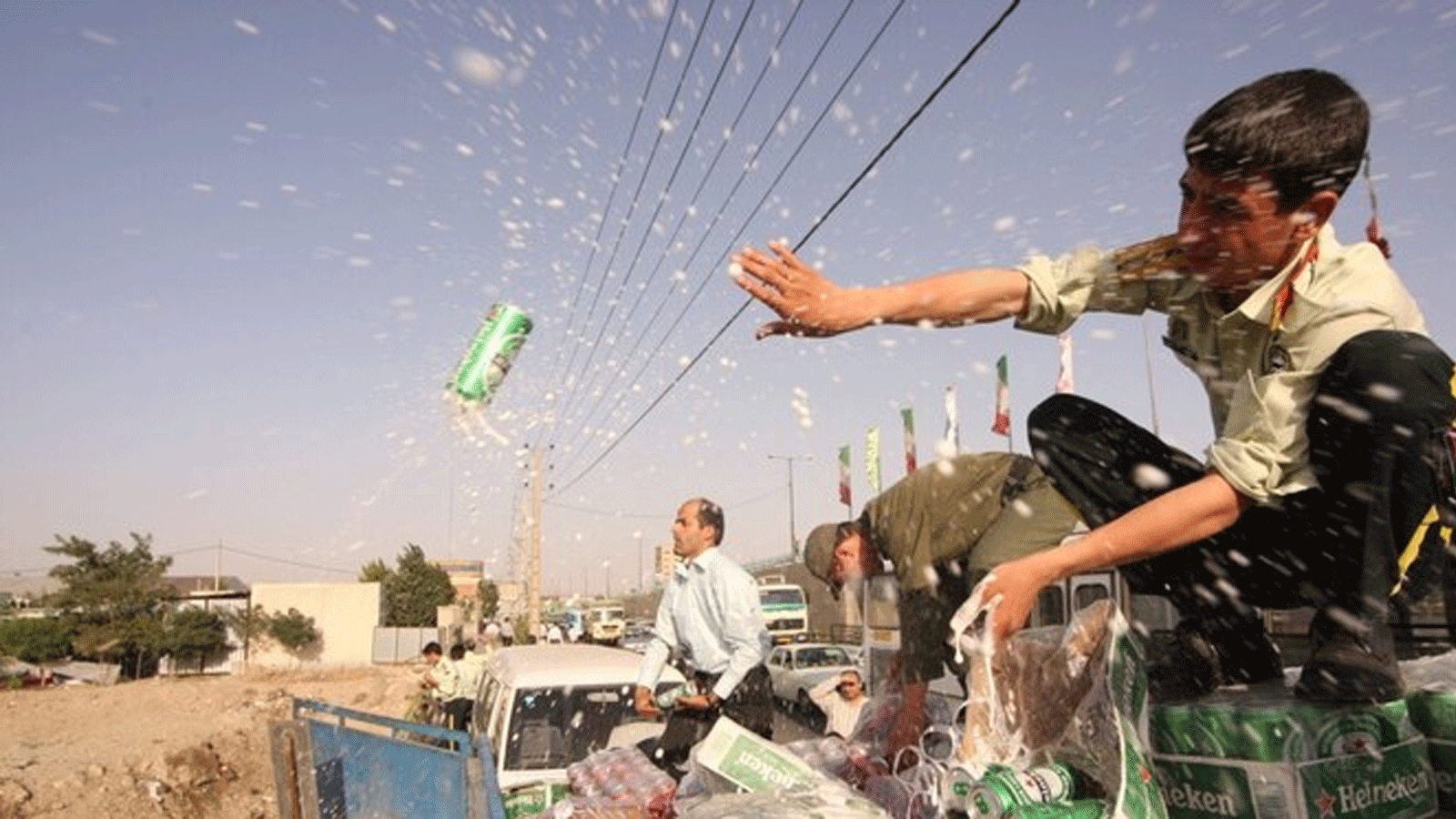 الشرطة الإيرانية ترمي علب الجعة المصادرة في طهران بسبب حظر الكحول في البلاد