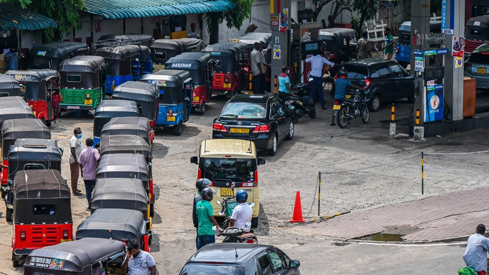 كولومبو: يصطف سائقو السيارات لشراء الوقود في محطة وقود شركة سيلان بتروليوم كوربوريشن في كولومبو في 2 أيار\مايو 2022.