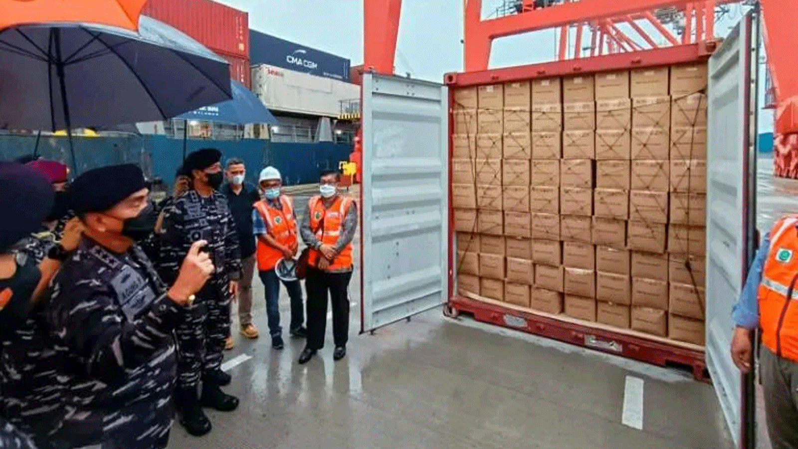 البحرية الإندونيسية تضبط ناقلة تحمل زيت النخيل خارج البلاد في انتهاك لحظر التصدير