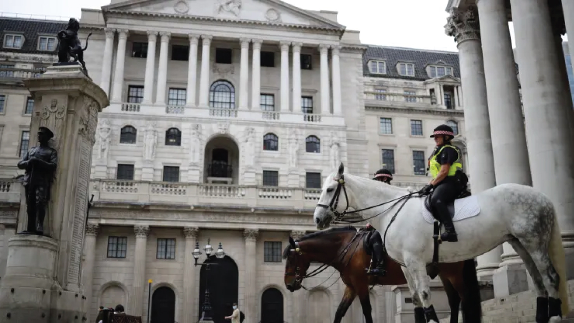 ضباط شرطة خيالة خارج بنك إنجلترا في لندن، في 17 يونيو 2020
