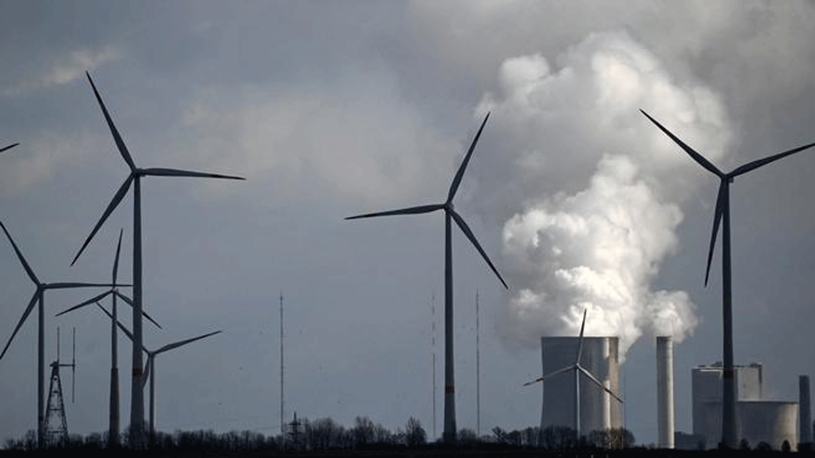 شركة الطاقة العملاقة RWE تقوم بتشغيل محطة طاقة تعمل بالفحم، بالإضافة إلى توربينات الرياح في شمال الراين وستفاليا