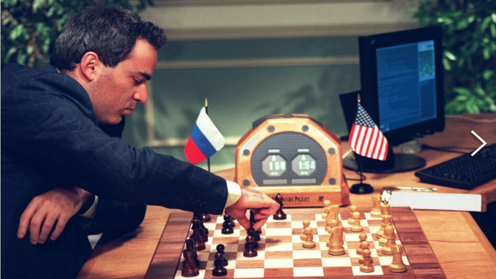 قام بطل العالم في الشطرنج غاري كاسباروف بحركة في نيويورك خلال مباراته الرابعة ضد كمبيوتر الشطرنج IBM Deep Blue في عام 1997. فاز الكمبيوتر.