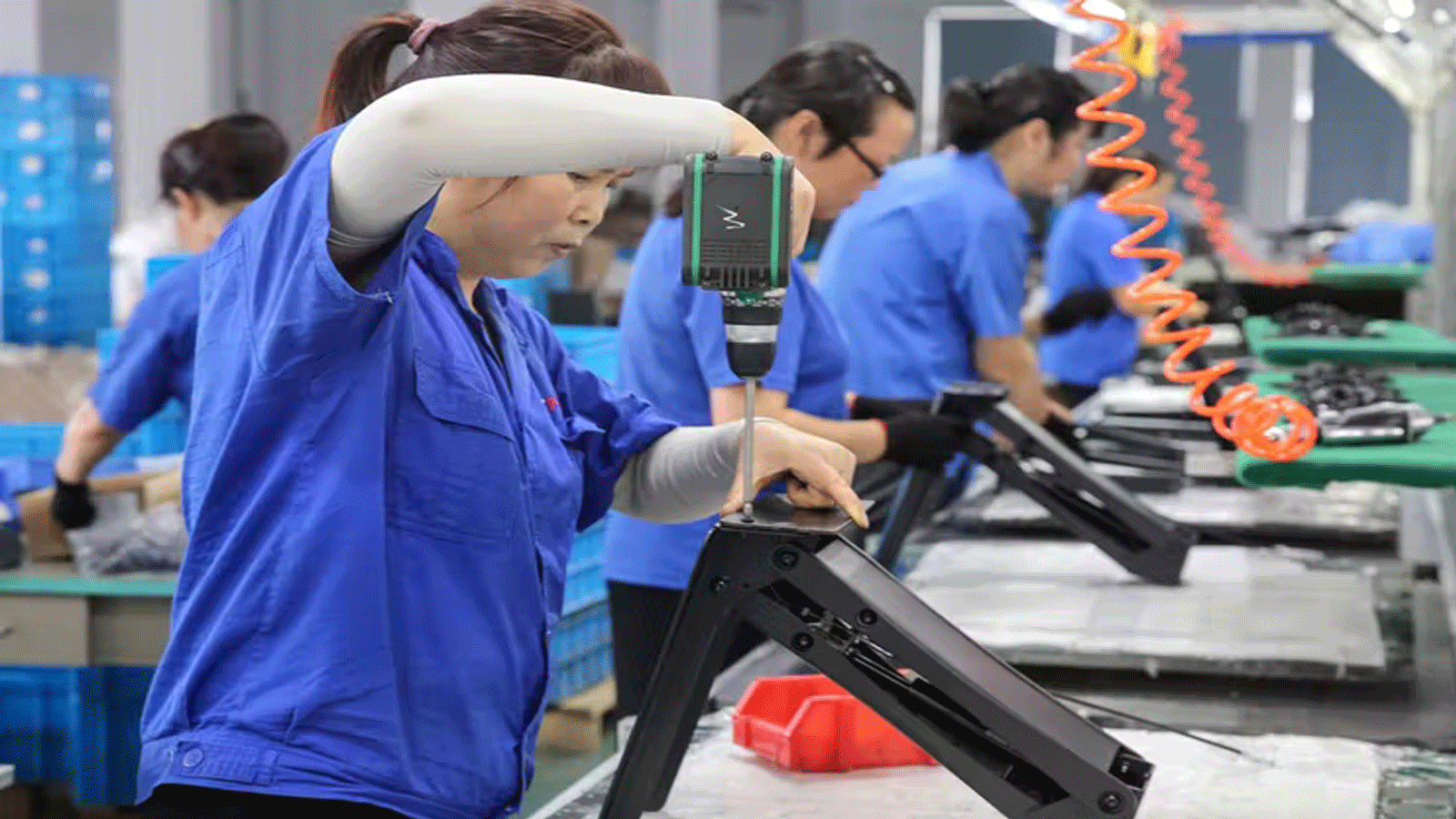 عمال ينتجون مكاتب للتصدير إلى الولايات المتحدة في مصنع في نانتونغ في مقاطعة جيانغسو بشرق الصين في 4 أيلول\ سبتمبر 2019.