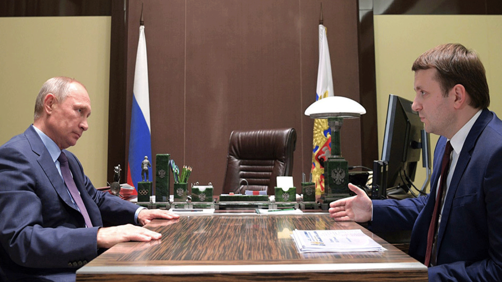 مستشار الكرملين ماكسيم أوريشكين يتحدث مع الرئيس الروسي فلاديمير بوتين