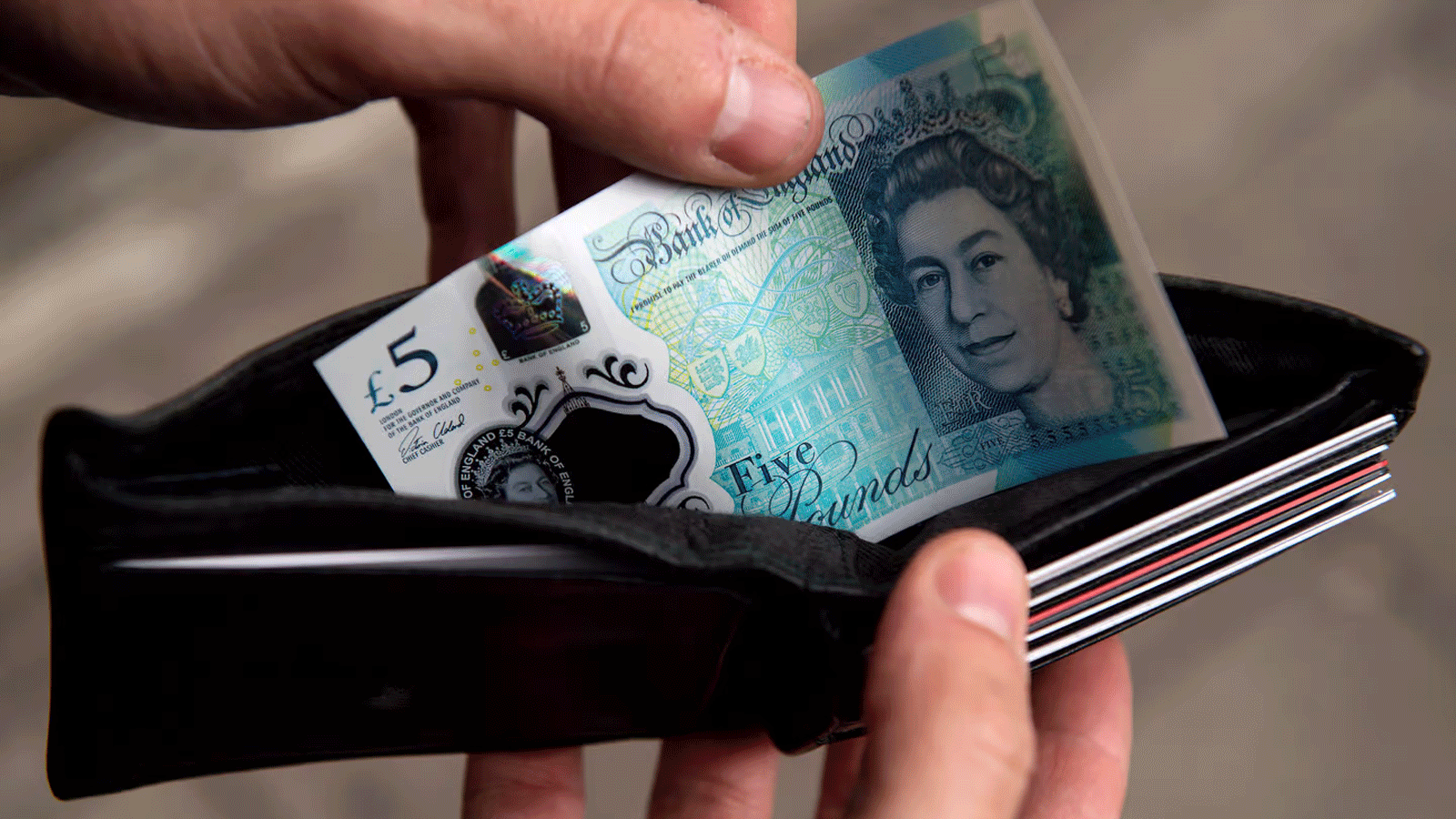 مذكرة بنكية بريطانية، في محفظة مواطن