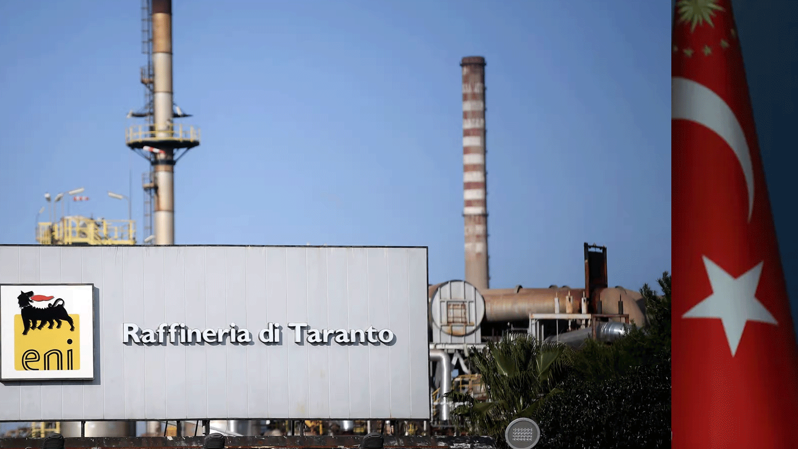 مصفاة شركة النفط والغاز الإيطالية متعددة الجنسيات ENI في تارانتو جنوب إيطاليا