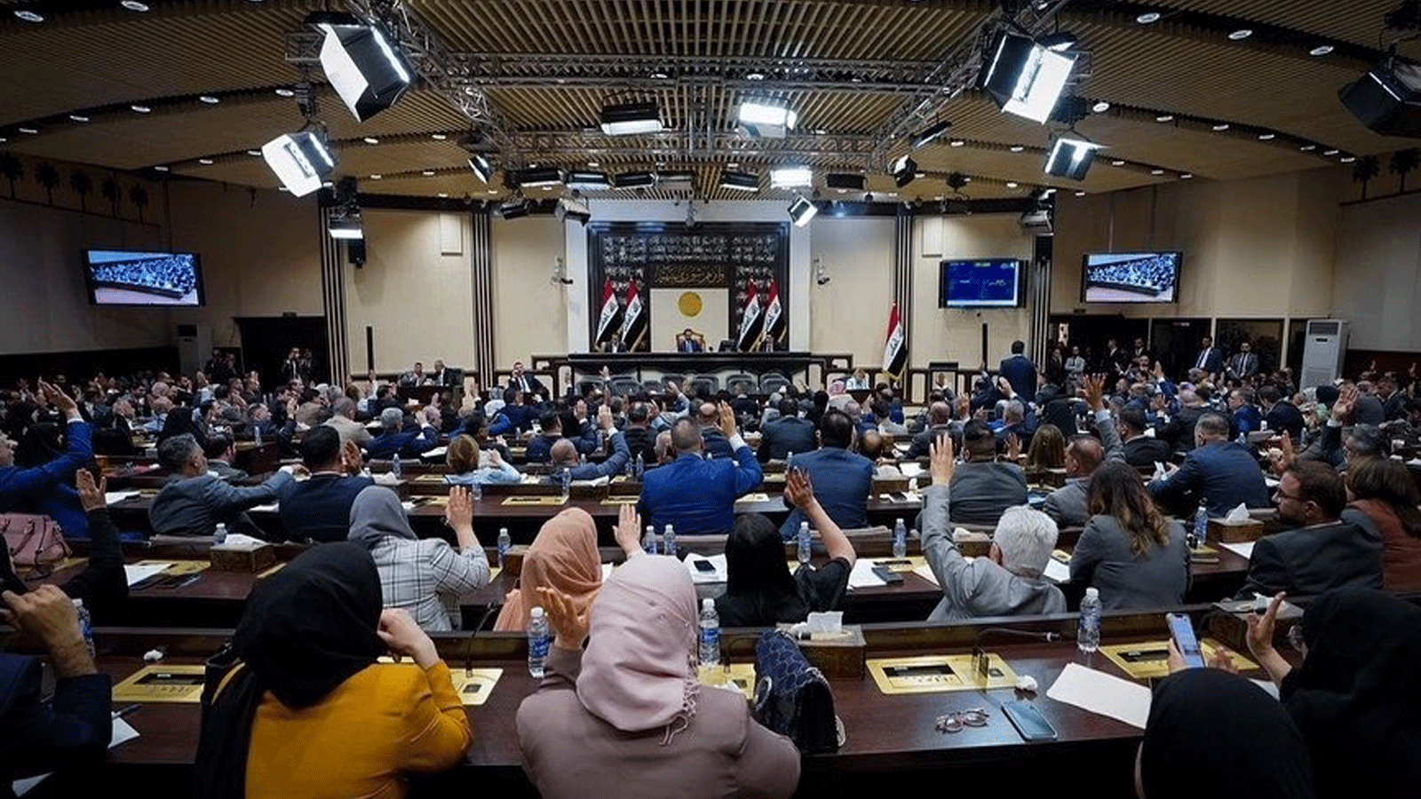 البرلمان العراقي يصوّت على أحد القوانين الجديدة.. نوابه المستقلون يستعدون غدا لاعلان مبادرتهم لانهاء الانسداد السياسي في البلاد (اعلام البرلمان)