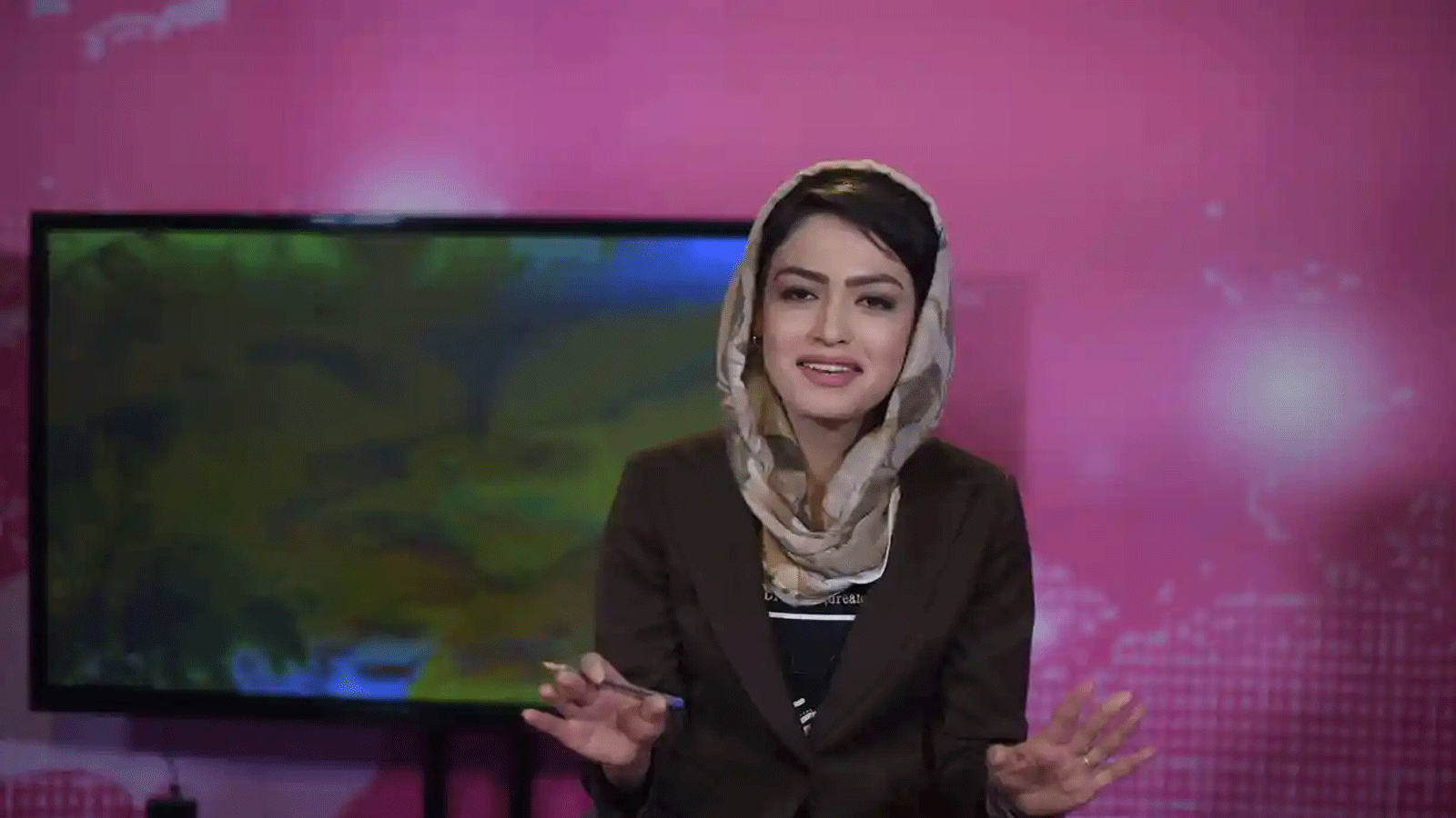 مذيعة أفغانية تسجل برنامجها الصباحي على شبكة Zan Tv النسائية في كابول