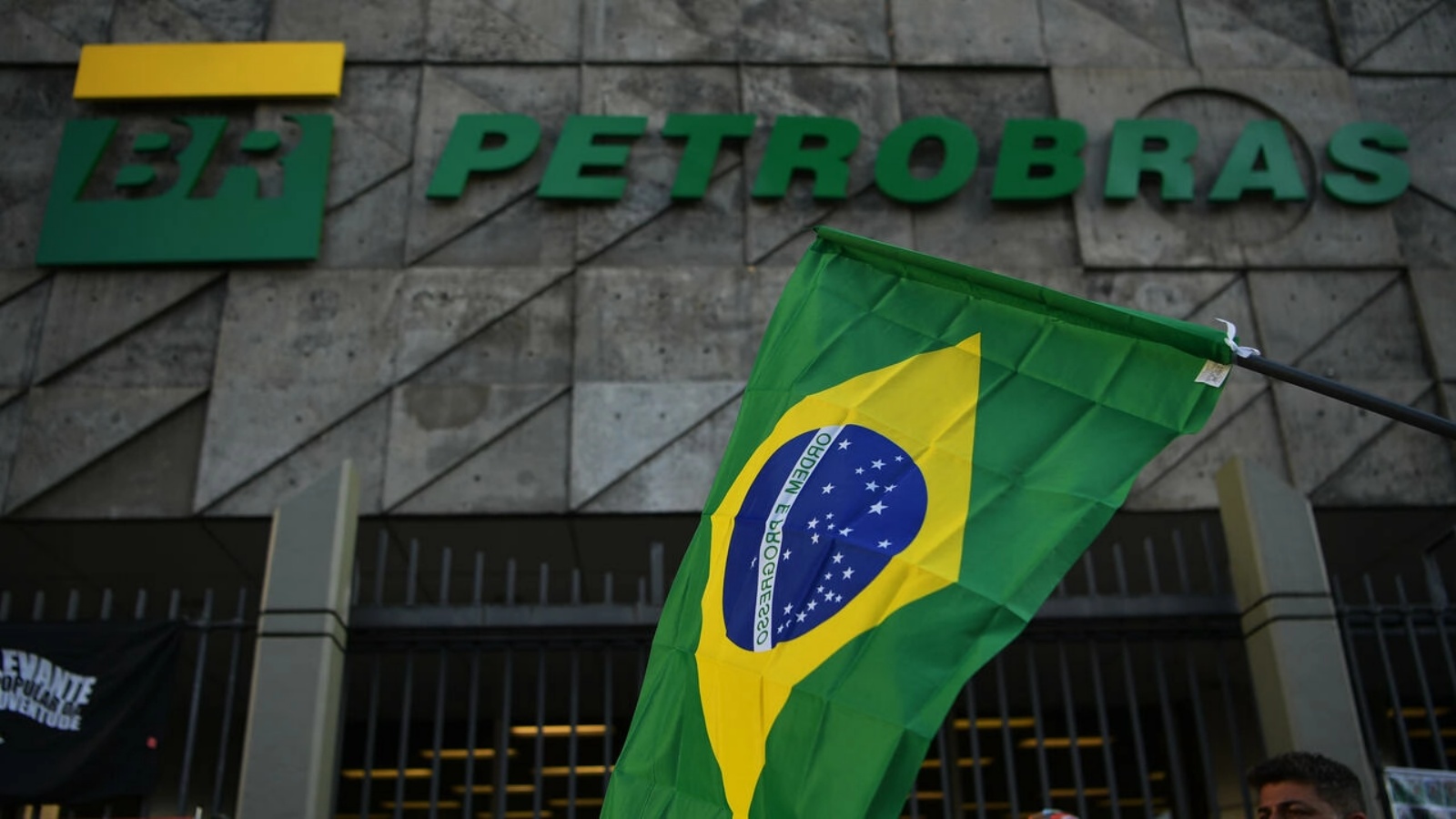 صورة مؤرخة في 18 فبراير 2020 لعلم البرازيل يرفرف أمام مقر شركة 