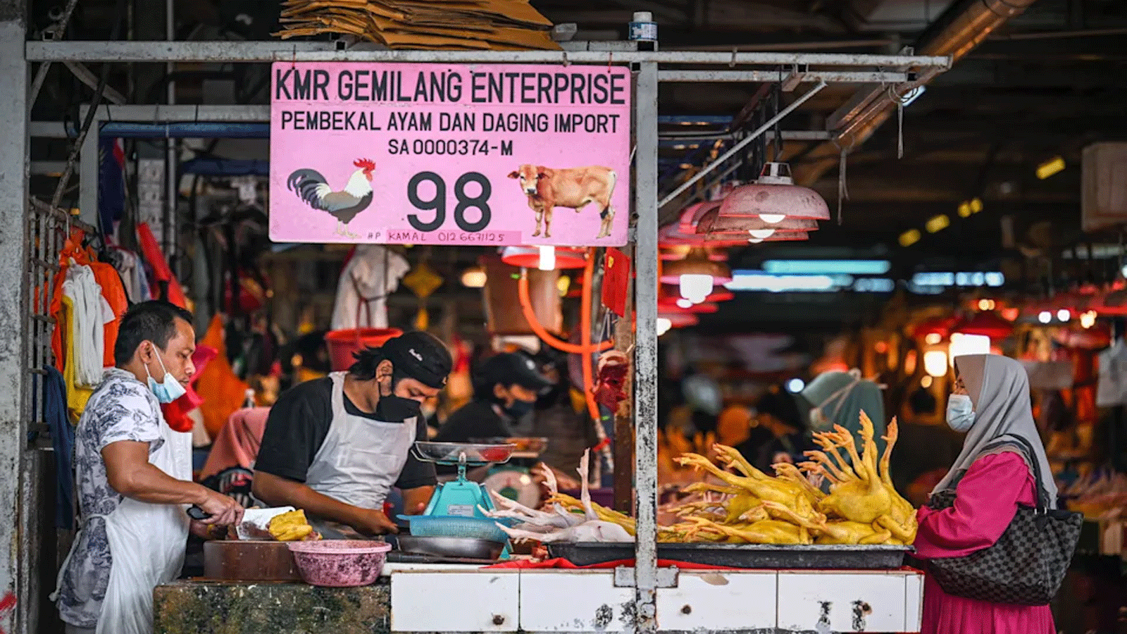 مبيع لحم الدجاج في سوق كوالالمبور. في 1 أيلول\سبتمبر 2021 