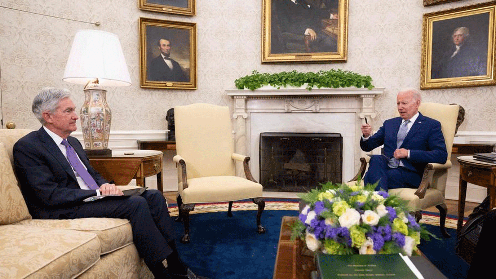 الرئيس الأميركي جو بايدن يلتقي رئيس مجلس الاحتياطي الفيدرالي جيروم باول لأول مرة منذ نوفمبر\تشرين الثاني الماضي في البيت الأبيض. 31 أيار\مايو 2022