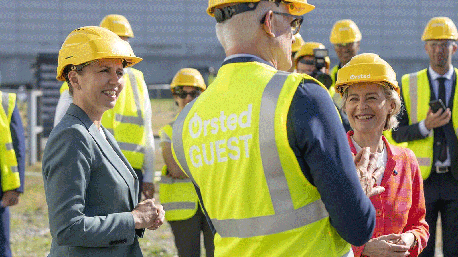 رئيسة وزراء الدنمارك ميتي فريدركستن (يسار) مع رئيسة المفوضية الأوروبية أورسولا فون دير لايين مع المدير التنفيذي لشركة أورستد مادس نيبر خارج محطة كهرباء قرب كوبنهاغن في الدنمارك. 17 حزيران/يونيو 2021 
