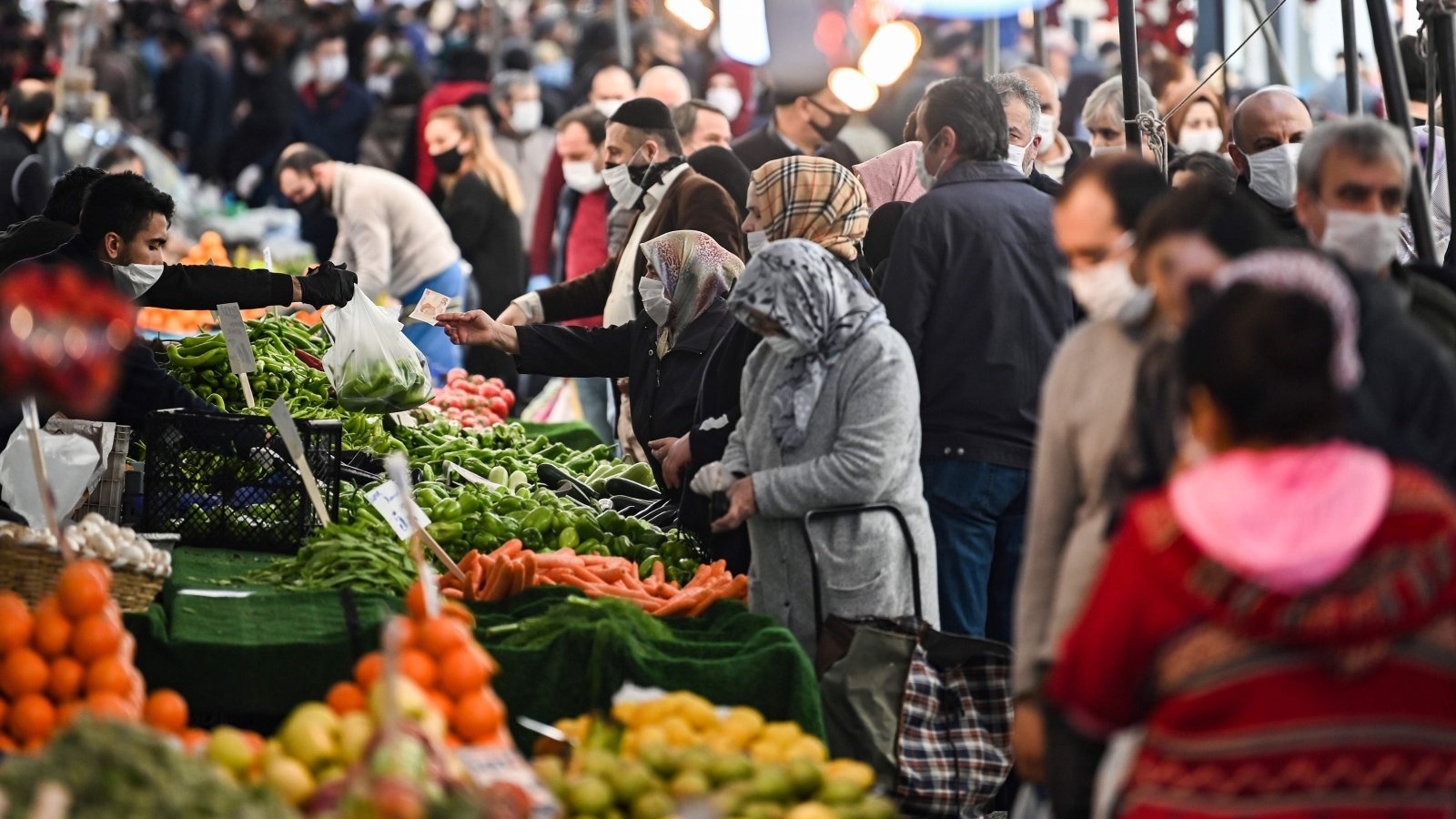 أشخاص يقومون بالتسوق من البقالة في سوق محلي في اسطنبول، تركيا. 17 أبريل 2020