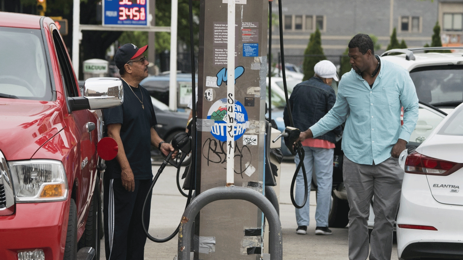 سعر غالون الوقود في الولايات المتحدة يتخطى خمسة دولارات