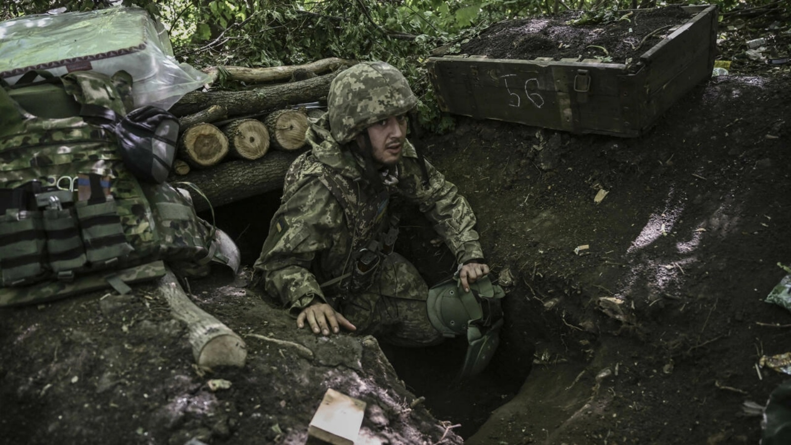 جندي في خندق على خط الجبهة في شرق أوكرانيا في 6 يونيو 2022